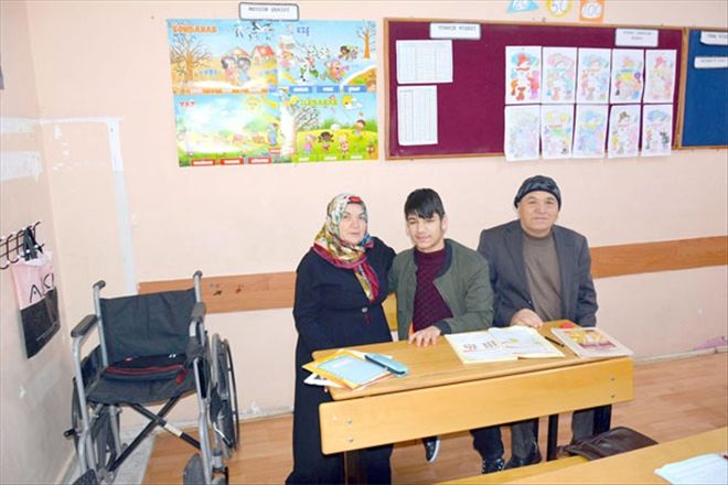 Torunuyla aynı sınıfta okuma yazma öğreniyor