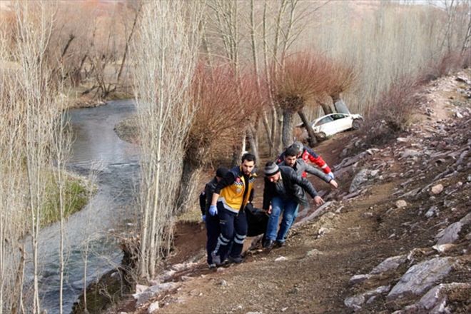 Dereye düşen otomobil 3 kişiye mezar oldu