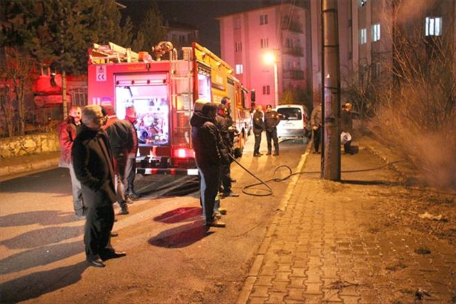 Gece çıkan yangın mahalleliği sokağa döktü 