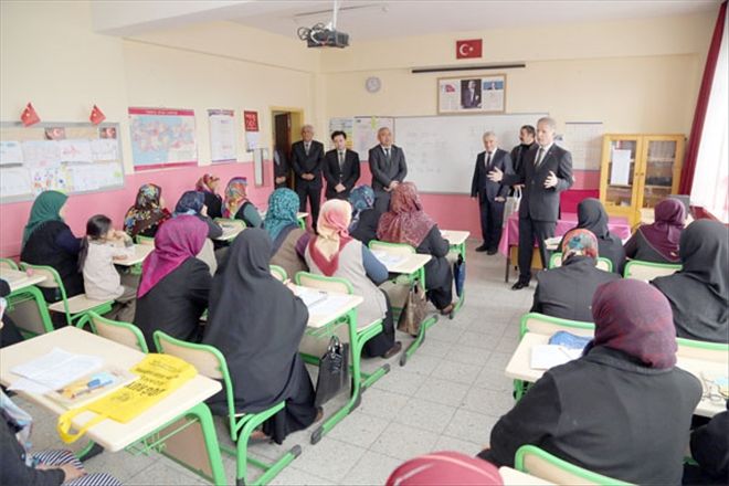 Vali Gül, okuma yazma kursunu ziyaret etti