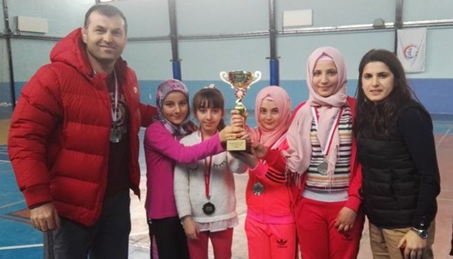 KÜÇÜKLER TENİSE DOĞA DAMGASI