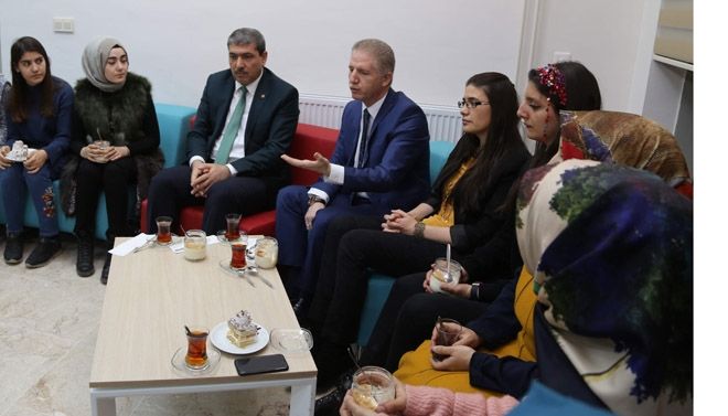 GÜL ÇİFTİ ÖĞRENCİLERLE BİR ARAYA GELDİ