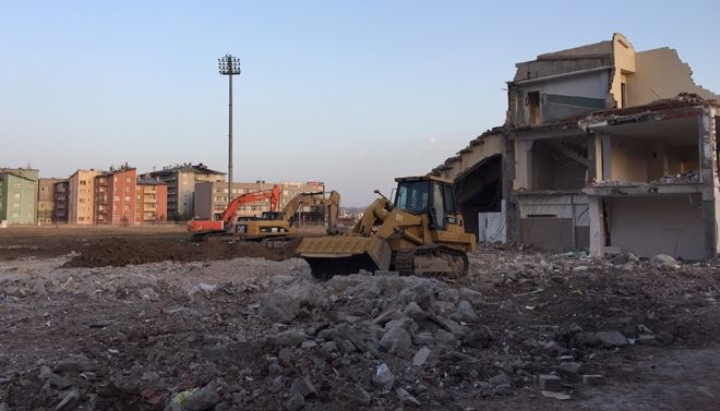 Stadyumda yıkım çalışmaları sürüyor