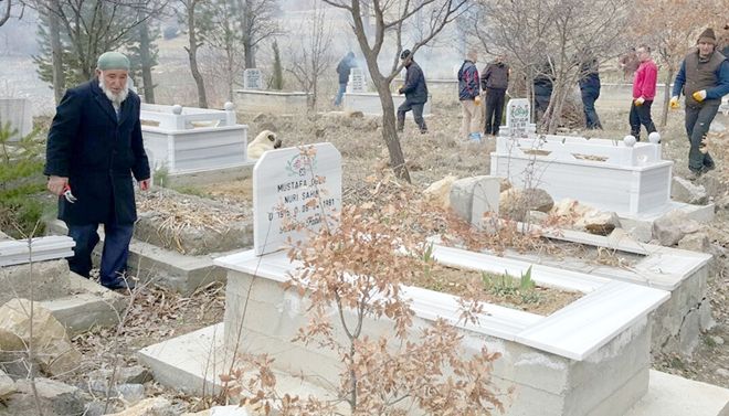 Köylülerden mezarlık temizliği