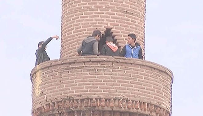 Tarihi minarede tehlikeli özçekim