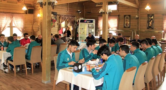 BAŞKAN ŞAMPİYONLAR ONURUNA YEMEK VERDİ