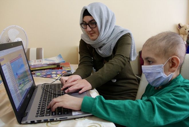 Ablasının iliğiyle yaşama tutundu