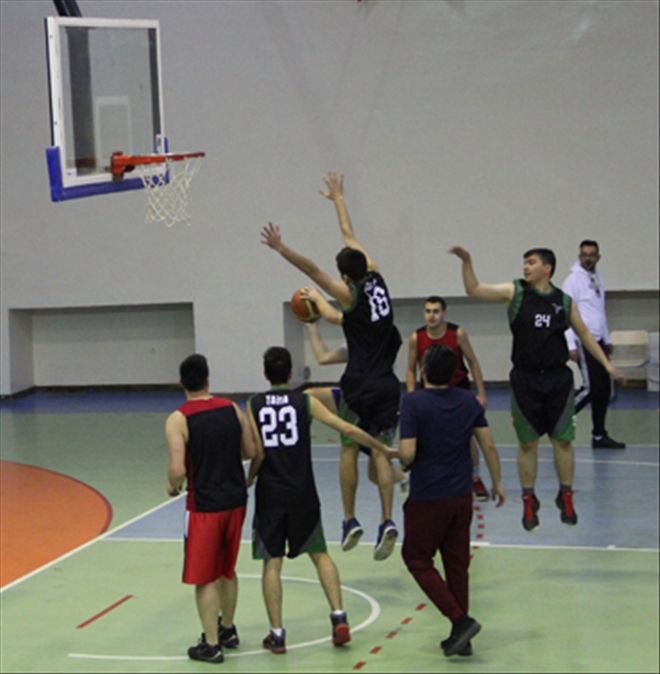 CÜ´de basketbol ve futbol rüzgârı