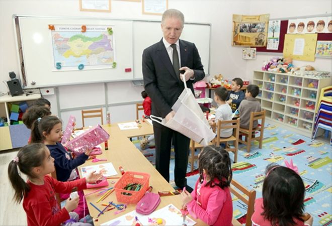 ÖĞRENCİNİN DAVETİNİ  GERİ ÇEVİRMEDİ   