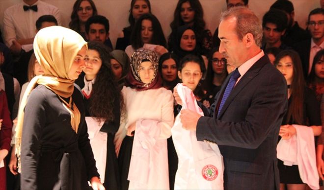 TIP BAYRAMINDA  BEYAZ ÖNLÜK GİYDİLER