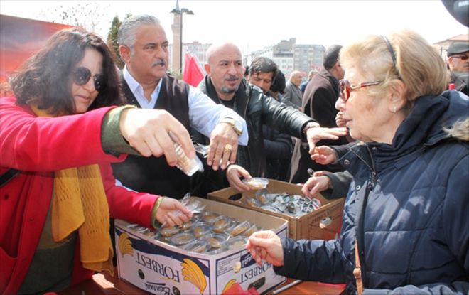 Şehitler için helva dağıtıldı 