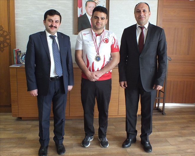 Başarılı güreşçiden Kaymakama ziyaret