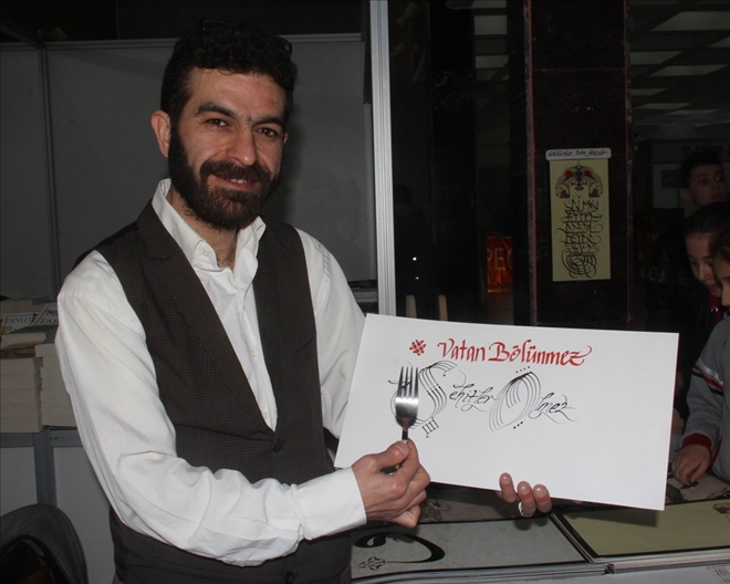 BÜYÜLEYEN YAZILARI ÇATALLA YAZIYOR 