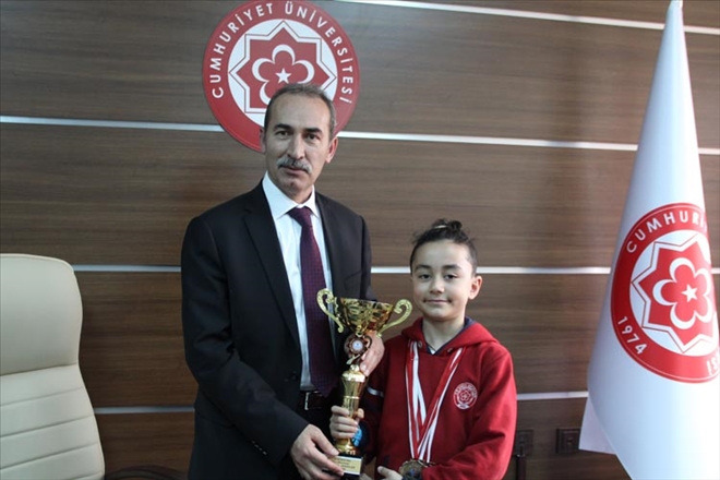 Dereceli yüzücülerden Rektöre ziyaret