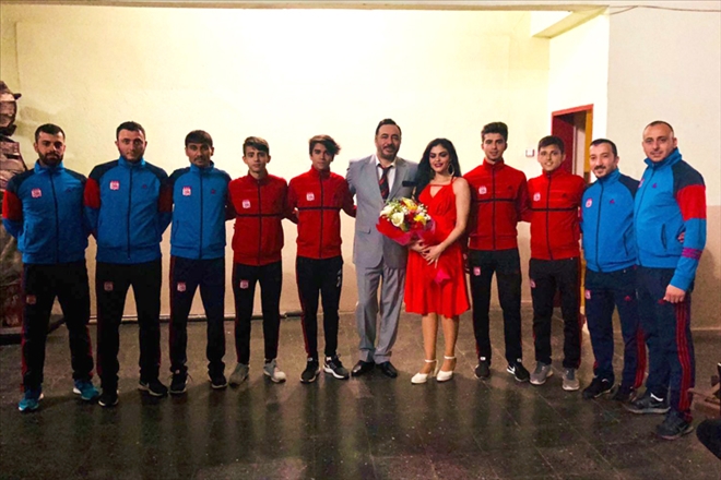 Altyapı takımları tiyatro izledi