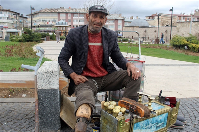  Tek bacağıyla boyacılık yaparak üç çocuk okutuyor 