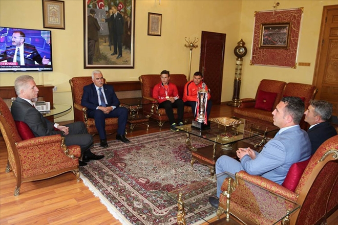 VALİ´DEN BAŞARILI SPORCUYA ALTIN