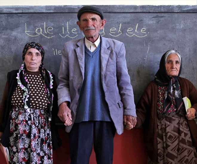 Anne ve babasıyla aynı kursta okuma yazma öğreniyor