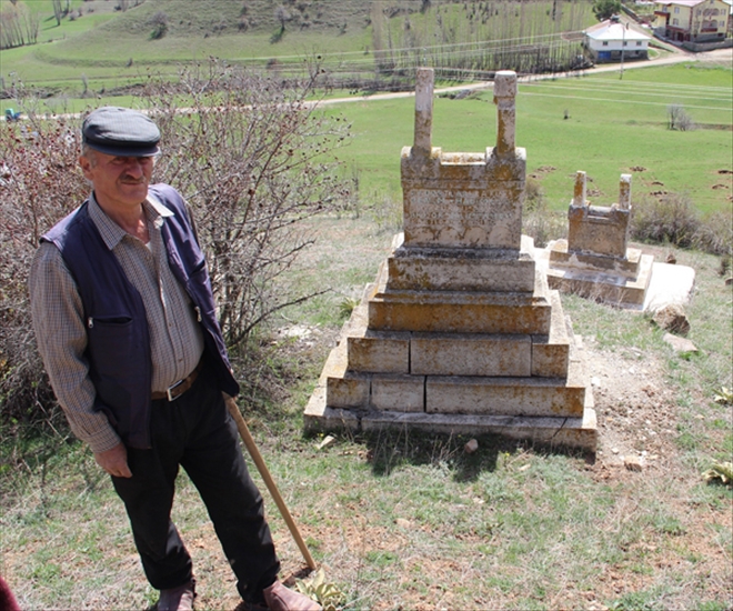 Piramit taş mezarlar dikkat çekiyor 