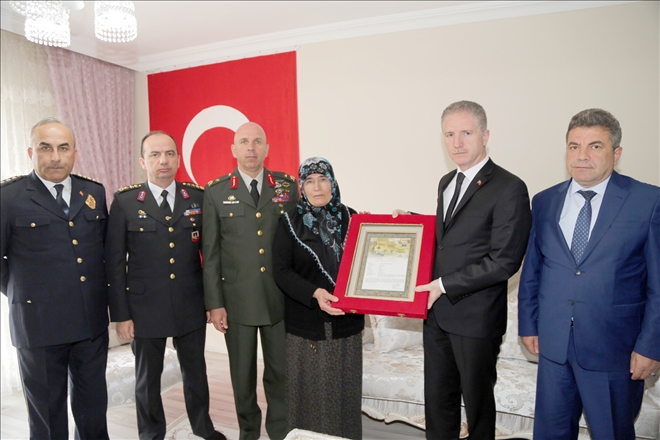 Şehidin ailesine şehadet belgesi verildi 