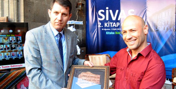 Kahraman Tazeoğlu Hayranlarıyla Buluştu