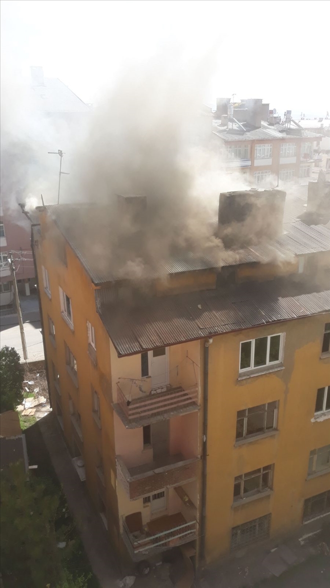 Çatıda çıkan yangın korkuttu!