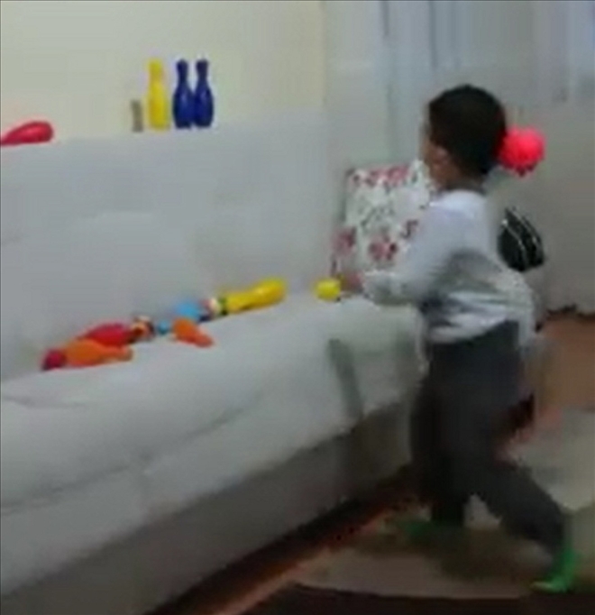 Çocuğu için evde sandalyeden Survivor parkuru kurdu 