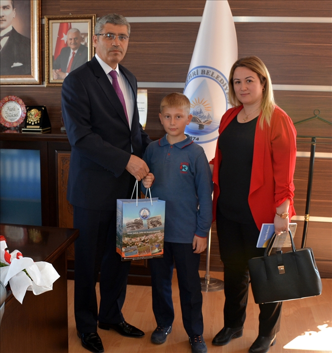 Yüksel, makamını öğrenciye devretti 