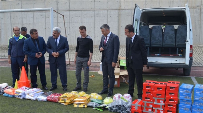 Kaymakam, futbol malzemesi dağıttı