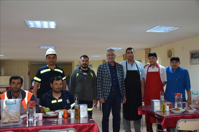 Başkan, işçilere tatlı ikram etti