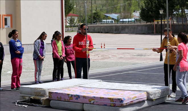 Eski yataklar ve süpürge saplarıyla şampiyon oldular