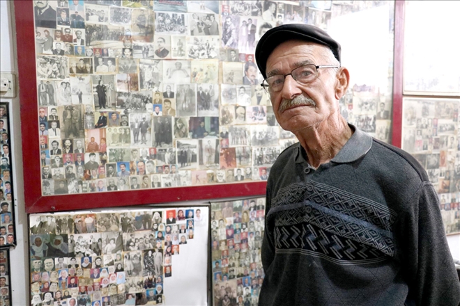 Ölenlerin fotoğraflarını dükkanında sergiliyor 