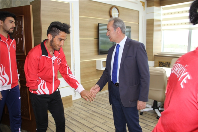 Engelli sporcular Rektör´ü ziyaret etti