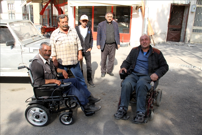 Engelli vatandaşın akülü araba sevinci