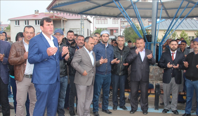 Şükür duasında ıslandılar 