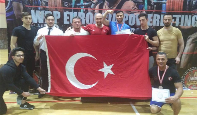 POWERLİFTİNG ŞAMPİYONU OLDU
