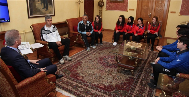 Vali Gül, dart takımına başarılar diledi