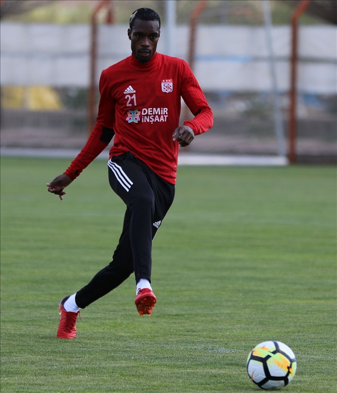 Altay, John Boye´nin peşinde