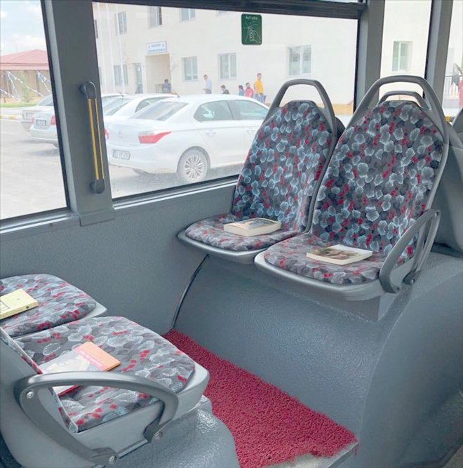 Otobüslerin koltuğuna kitap bırakıldı