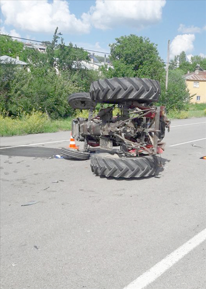 Traktör otomobille çarpıştı