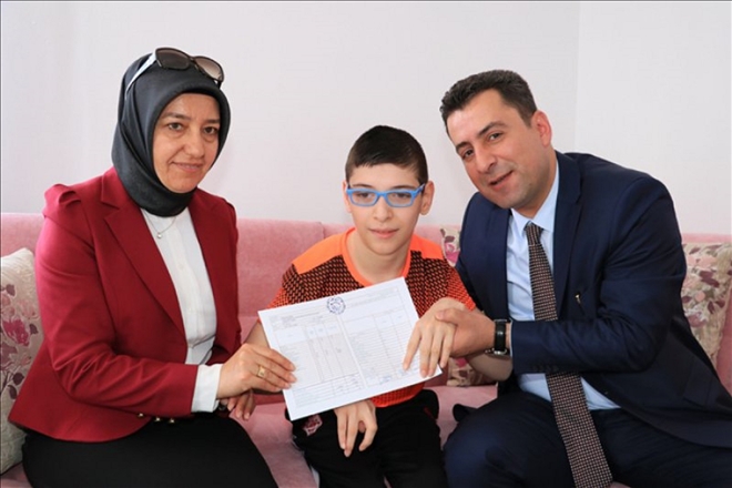 Serebral Palsi hastası üçüzlerin evde karne sevinci 