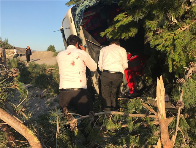 YOLCU OTOBÜSÜ DEVRİLDİ: 27 YARALI