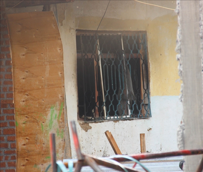  Kardeşine kızdı evi yaktı 