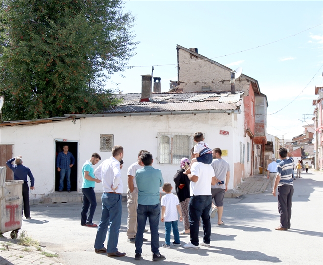 Oğul veren arılar tedirgin etti