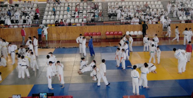 190 Sporcu Katıldı