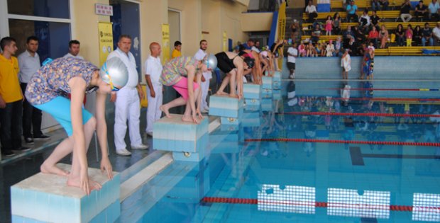 Sivaslı Sporcular Turkcell İle Kulaç Attı