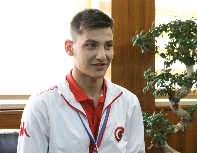 Genç güreşçiyi altınla ödüllendirdiler