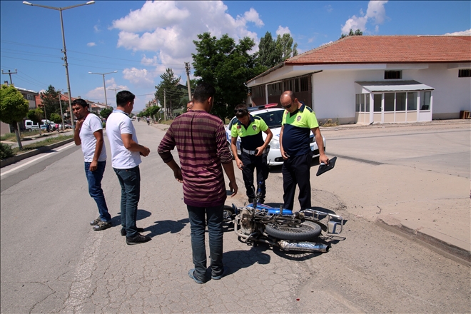 Hafif ticari araca çarpan motosiklet sürücüsü yaralandı