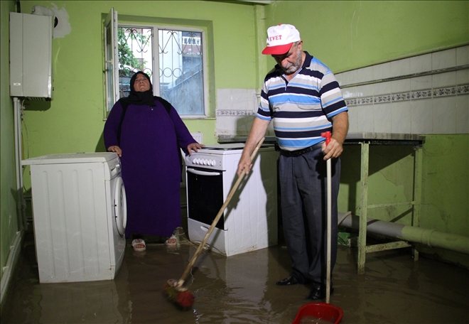 Krediyle aldıkları eşyalar sular içinde kaldı 