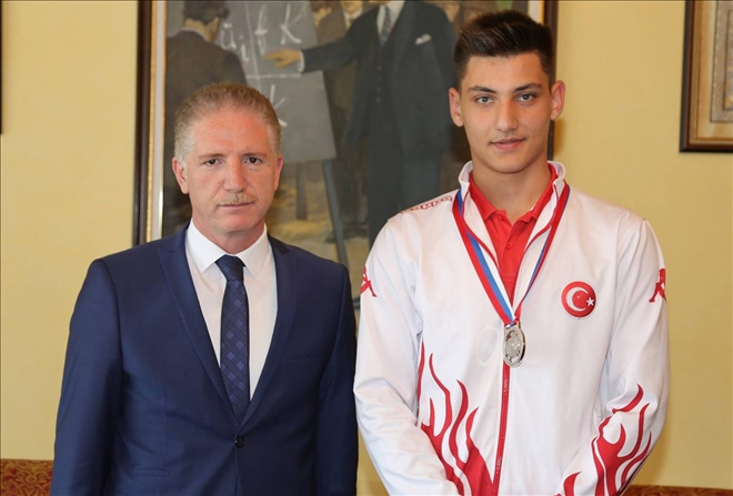 Vali, Serhat´ı tebrik etti